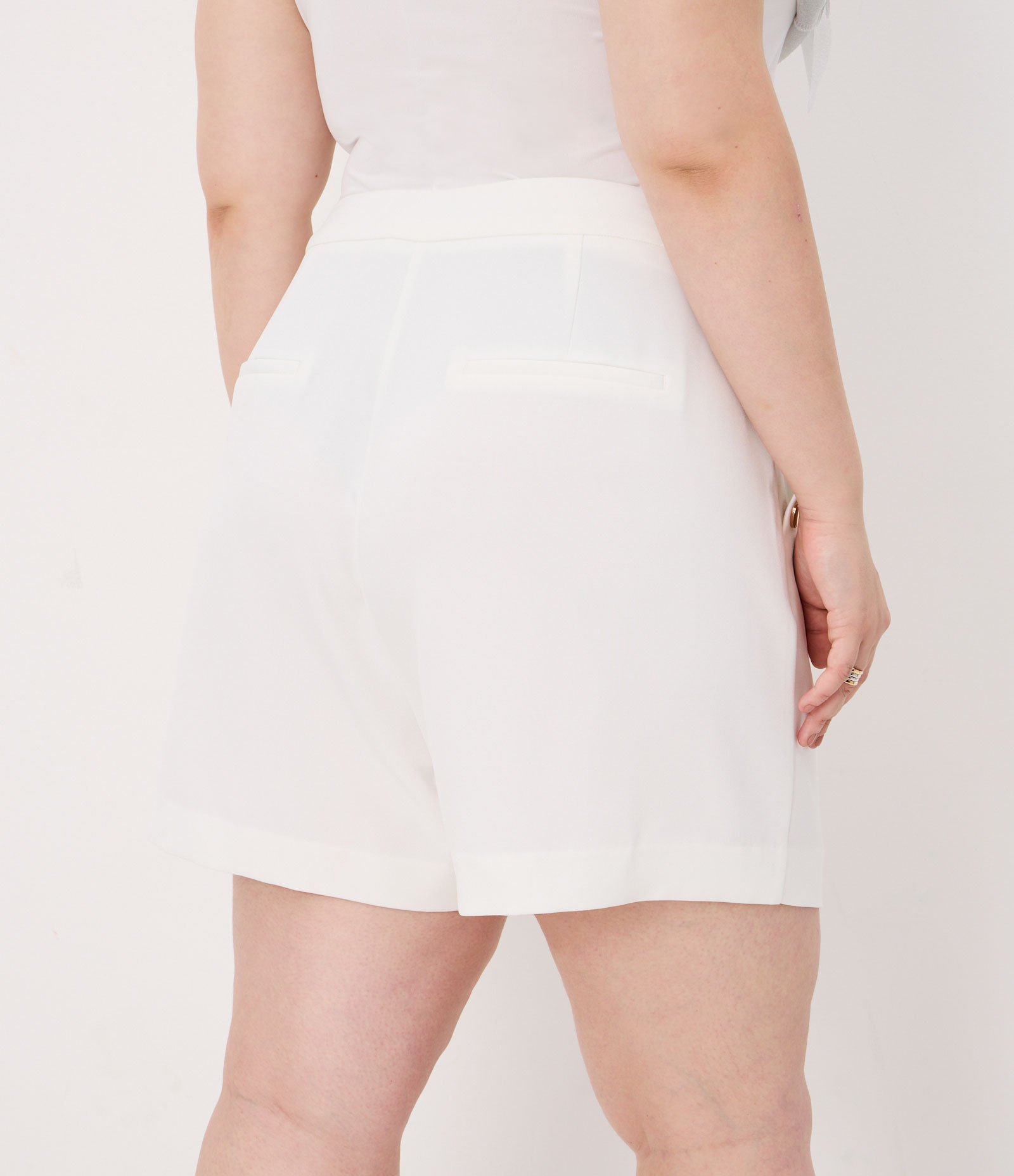 Bermuda em Crepe com Detalhe de Botões nos Bolsos Curve & Plus Size Branco 5