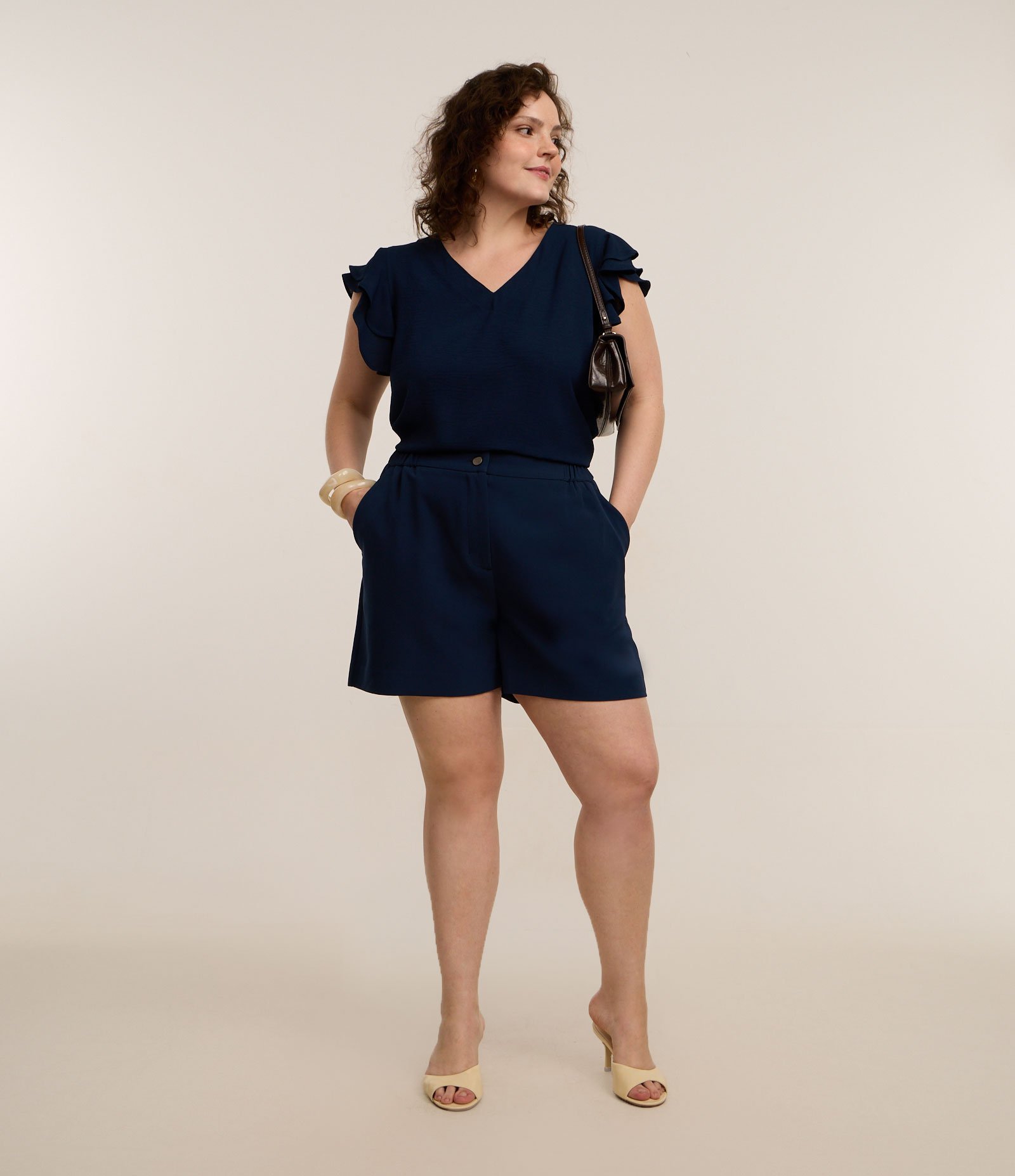 Short Alfaiataria com Elástico e Dois Botões no Cós Curve & Plus Size Azul Marinho 1