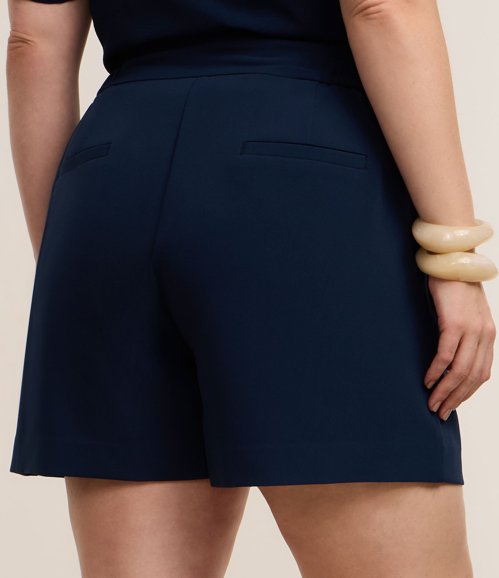 Short Alfaiataria com Elástico e Dois Botões no Cós Curve & Plus Size Azul Marinho 4