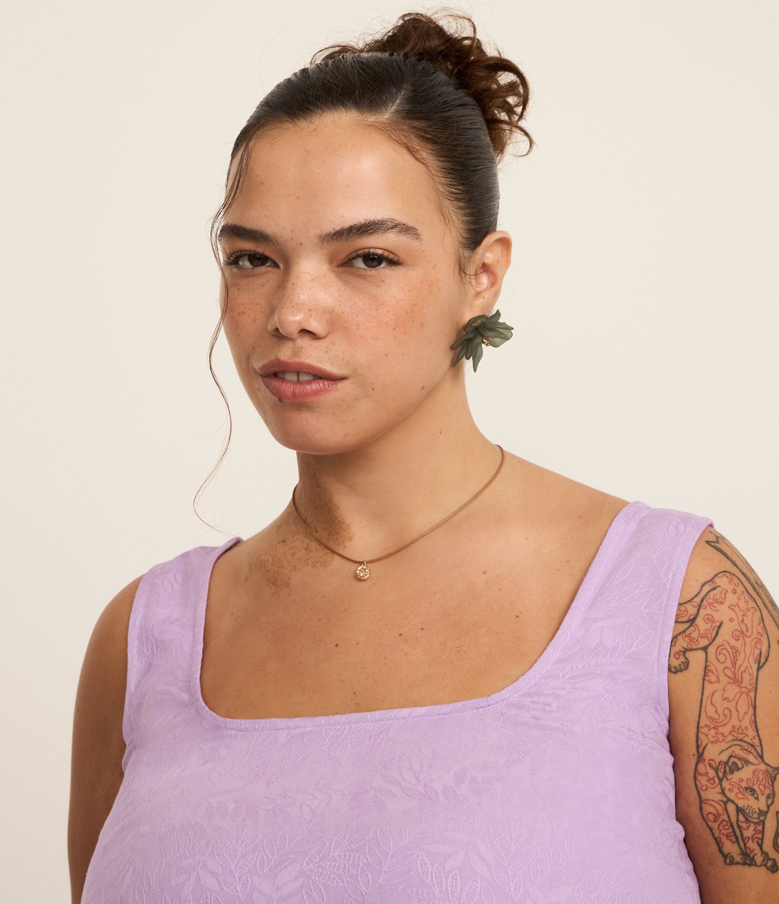 Macaquinho em Viscose com Sobreposição e Textura  Curve & Plus Size Lilás 3