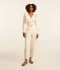 Calça Carrot em Alfaiataria Botões na Lateral da Barra