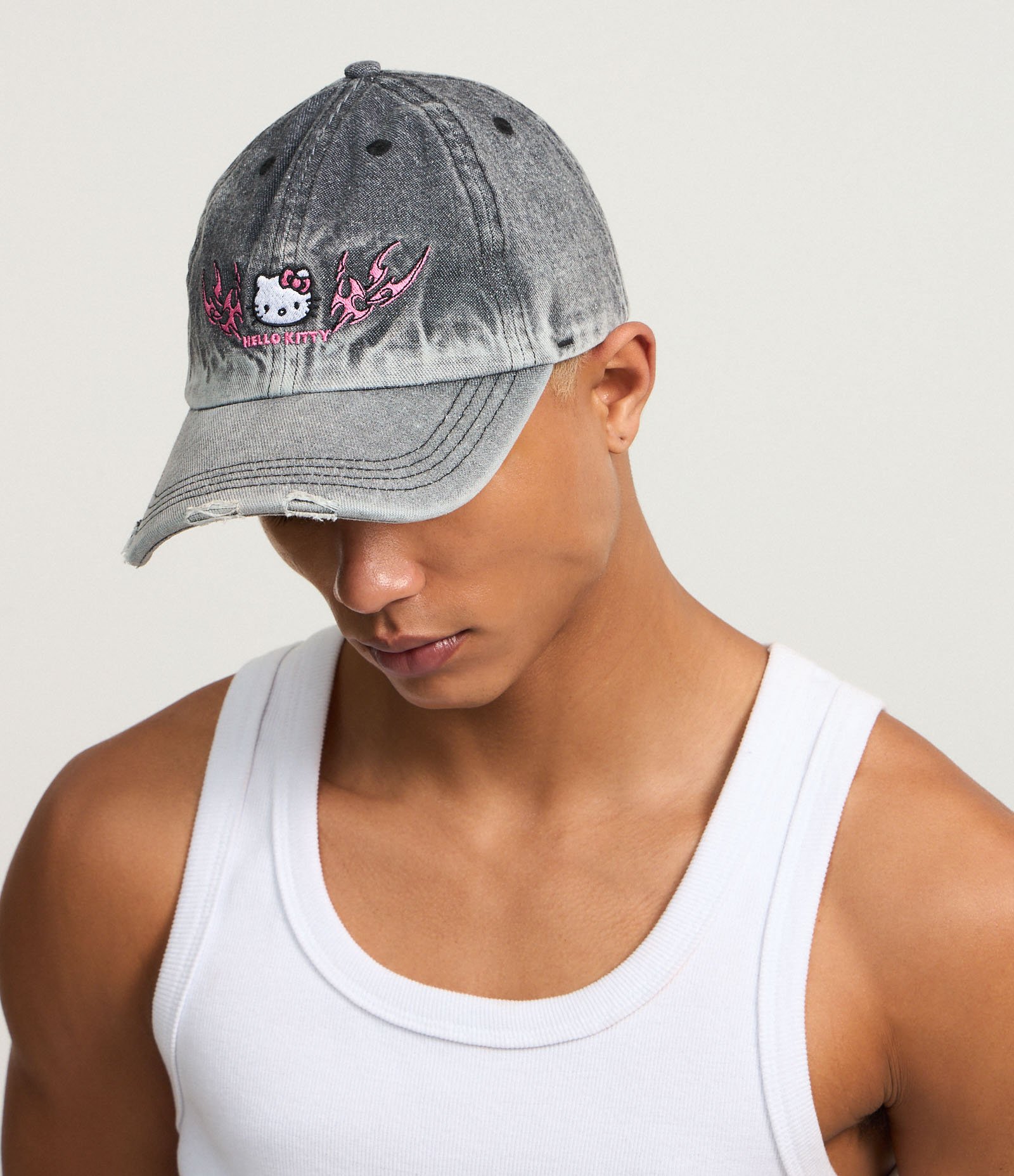 Boné em Sarja Estonado com Estampa da Hello Kitty Preto 1