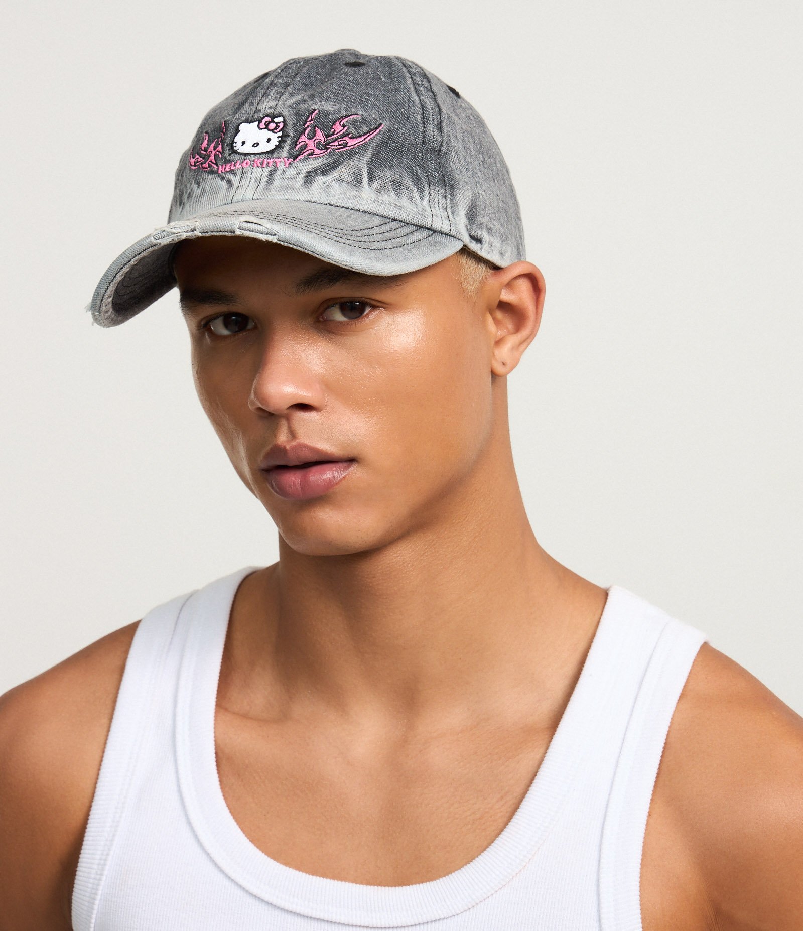 Boné em Sarja Estonado com Estampa da Hello Kitty Preto 3