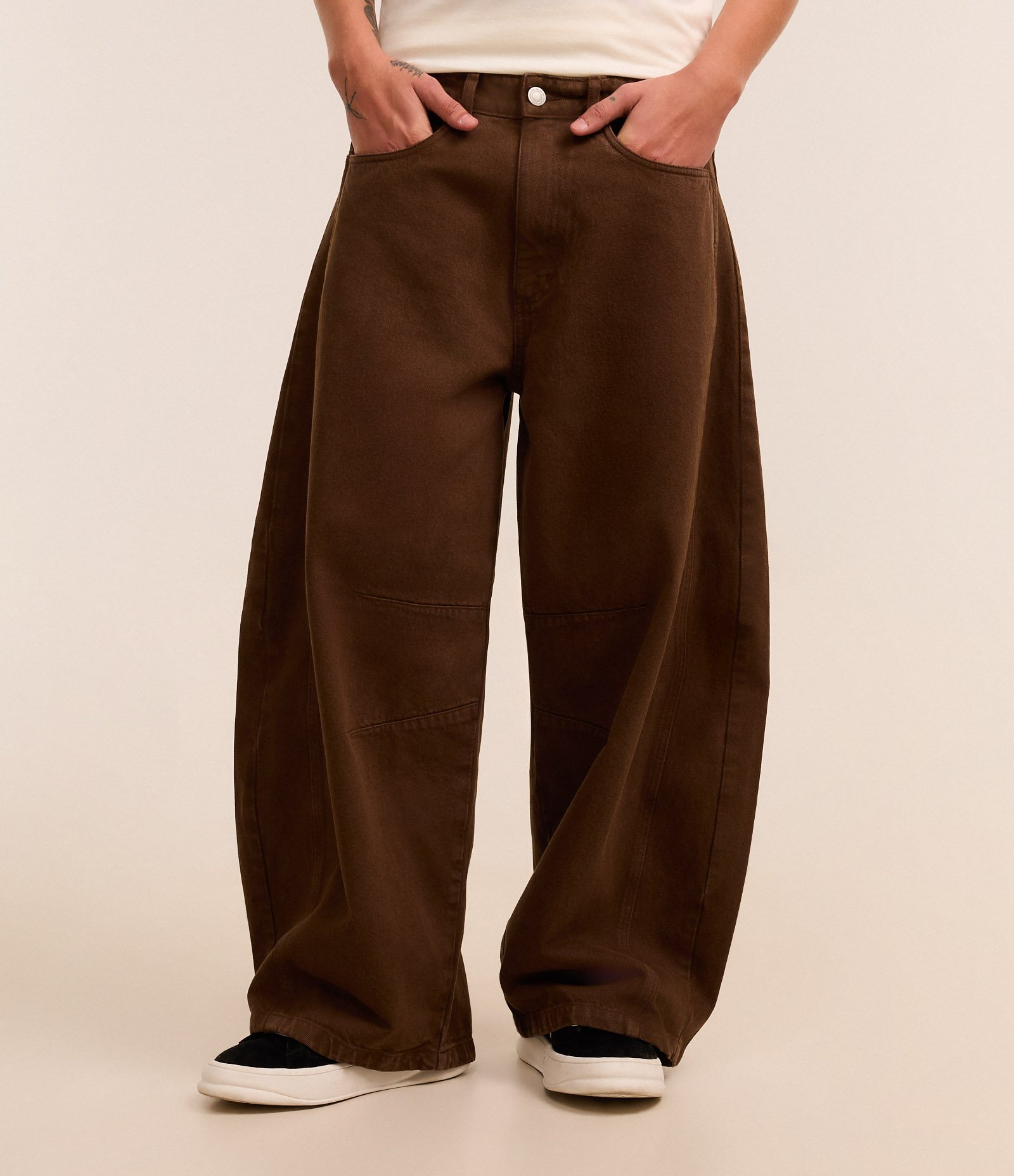 Calça Barrel em Sarja com Recorte Lateral e Pences nos Joelhos Marrom 2