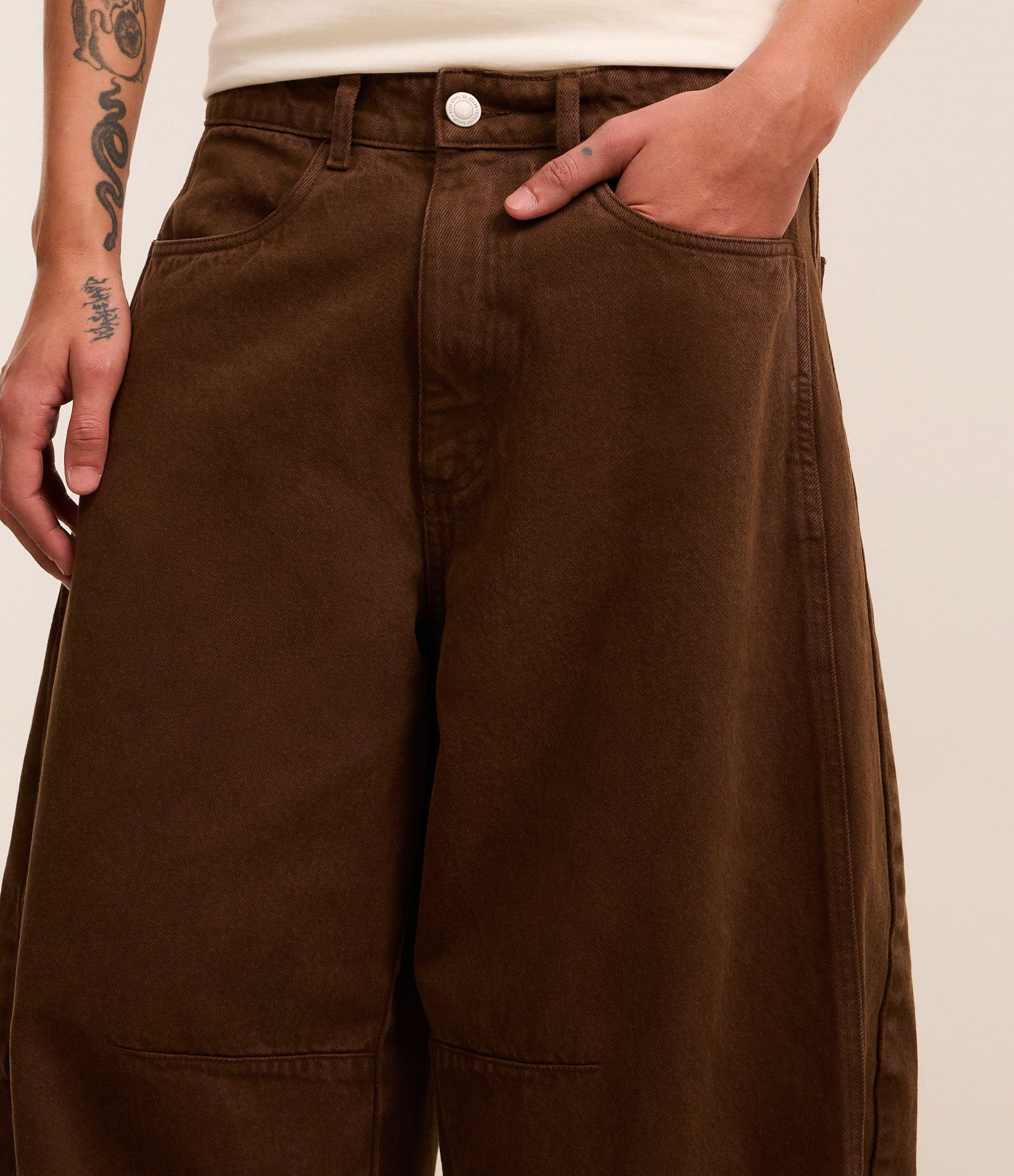 Calça Barrel em Sarja com Recorte Lateral e Pences nos Joelhos Marrom 3