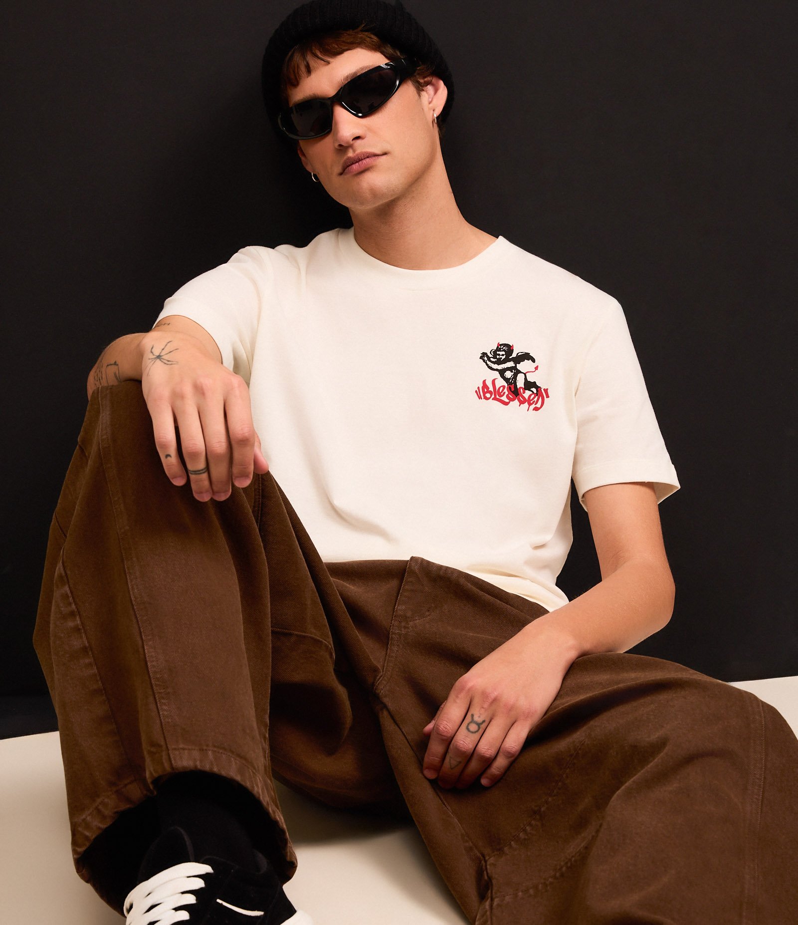 Calça Barrel em Sarja com Recorte Lateral e Pences nos Joelhos Marrom 4