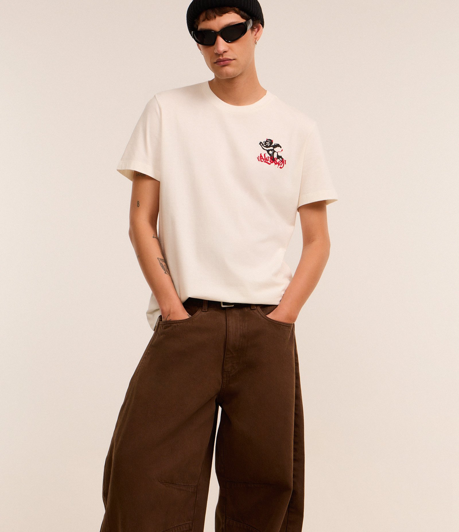 Calça Barrel em Sarja com Recorte Lateral e Pences nos Joelhos Marrom 6