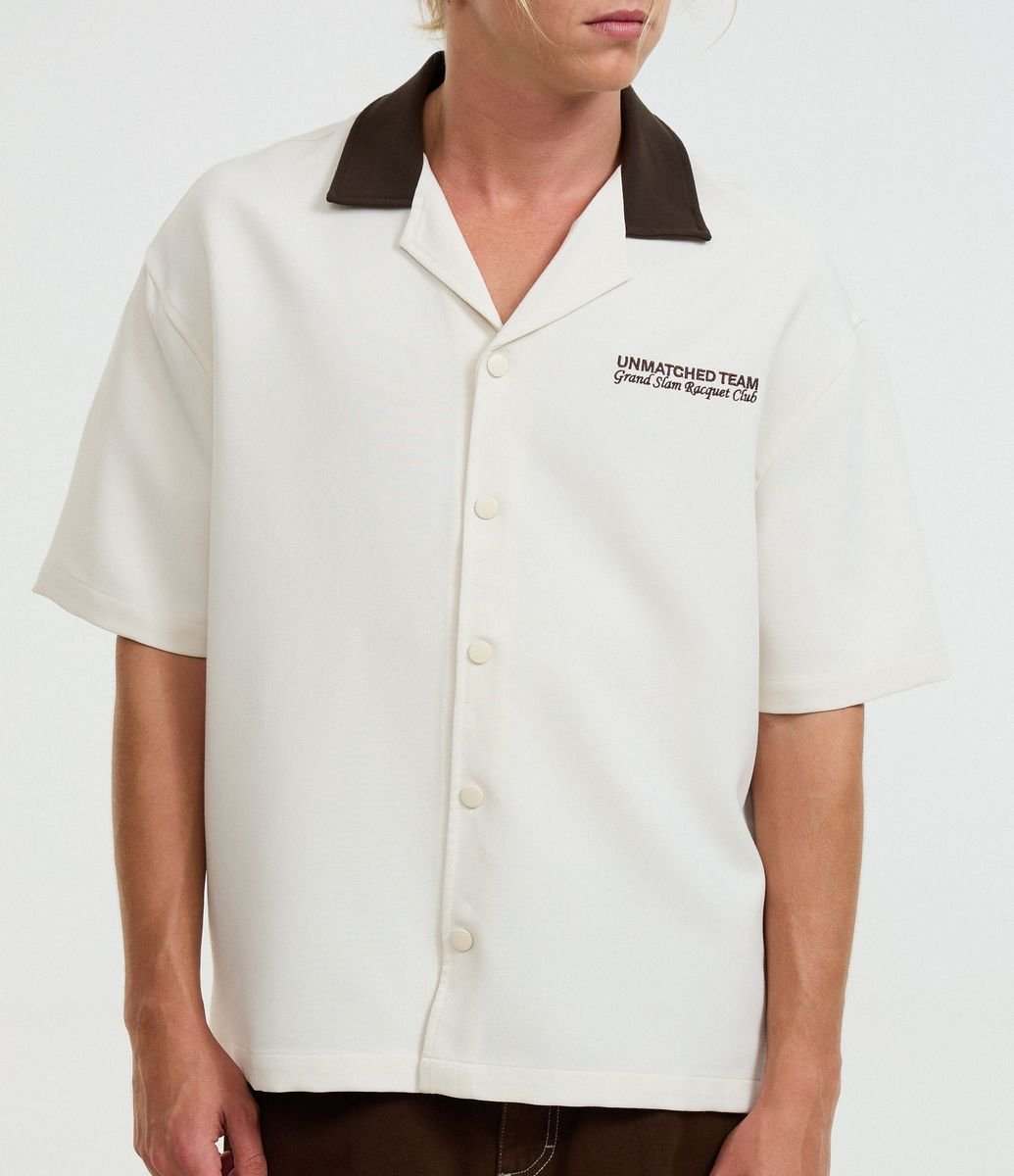 Camisa Boxy em Viscose com Letras Bordado Frente e Costas Branco