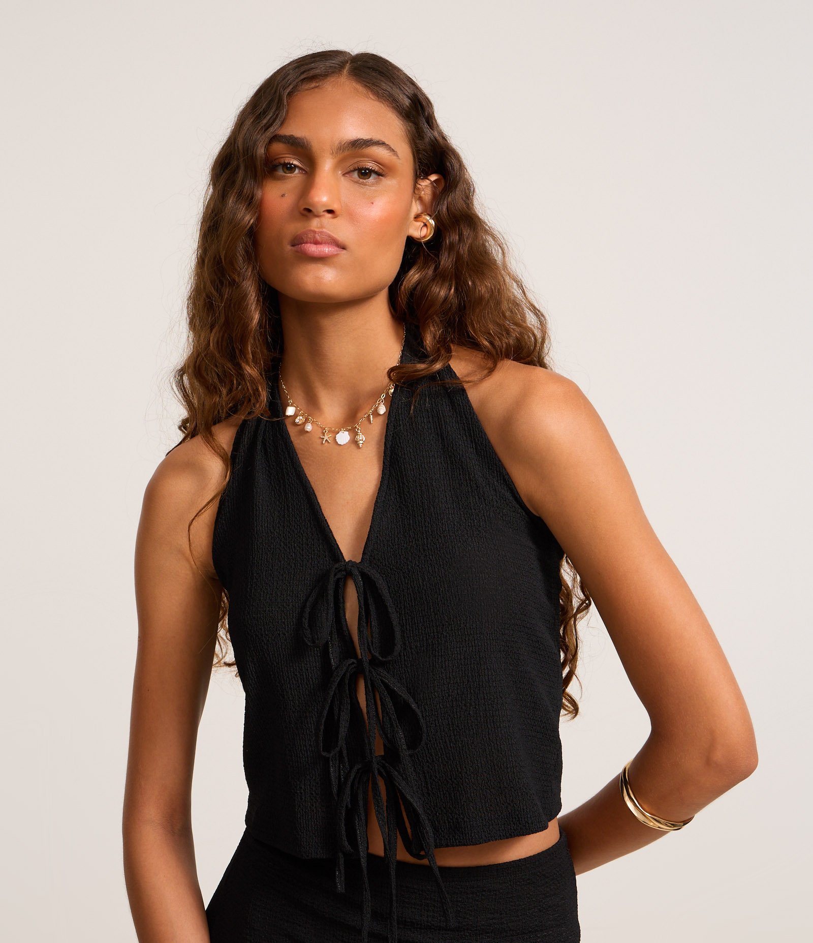 Blusa Frente Única Texturizada com Amarrações Preto 1