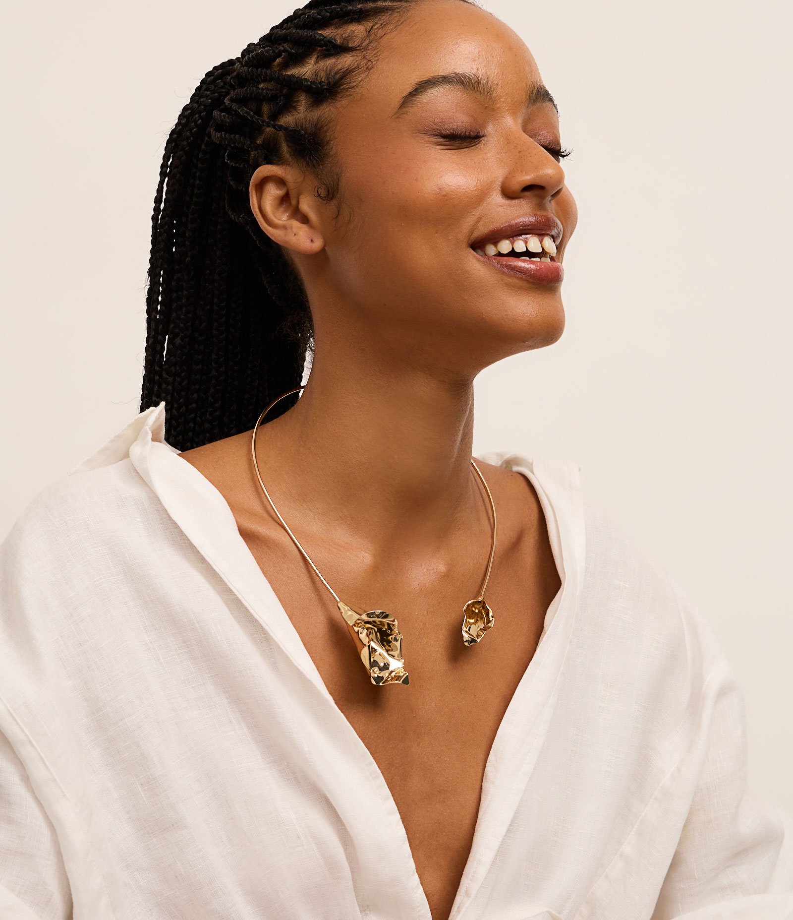 Colar Gargantilha Rígida com Abertura e Flores na Ponta Dourado 1