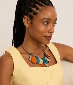 Colar Maxi com Pedras em Resina