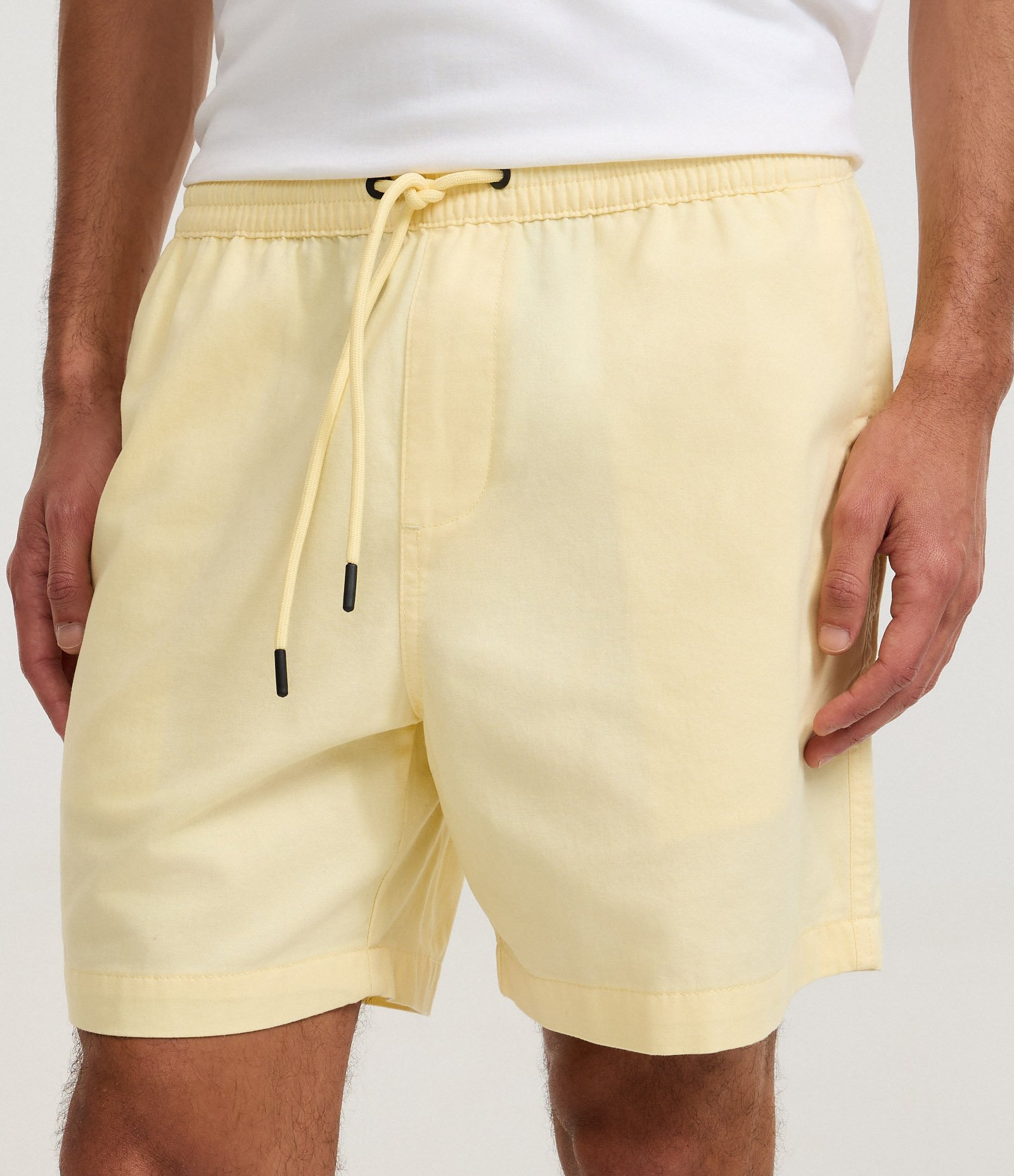 Bermuda em Sarja com Bolso Cargo Amarelo Claro 2