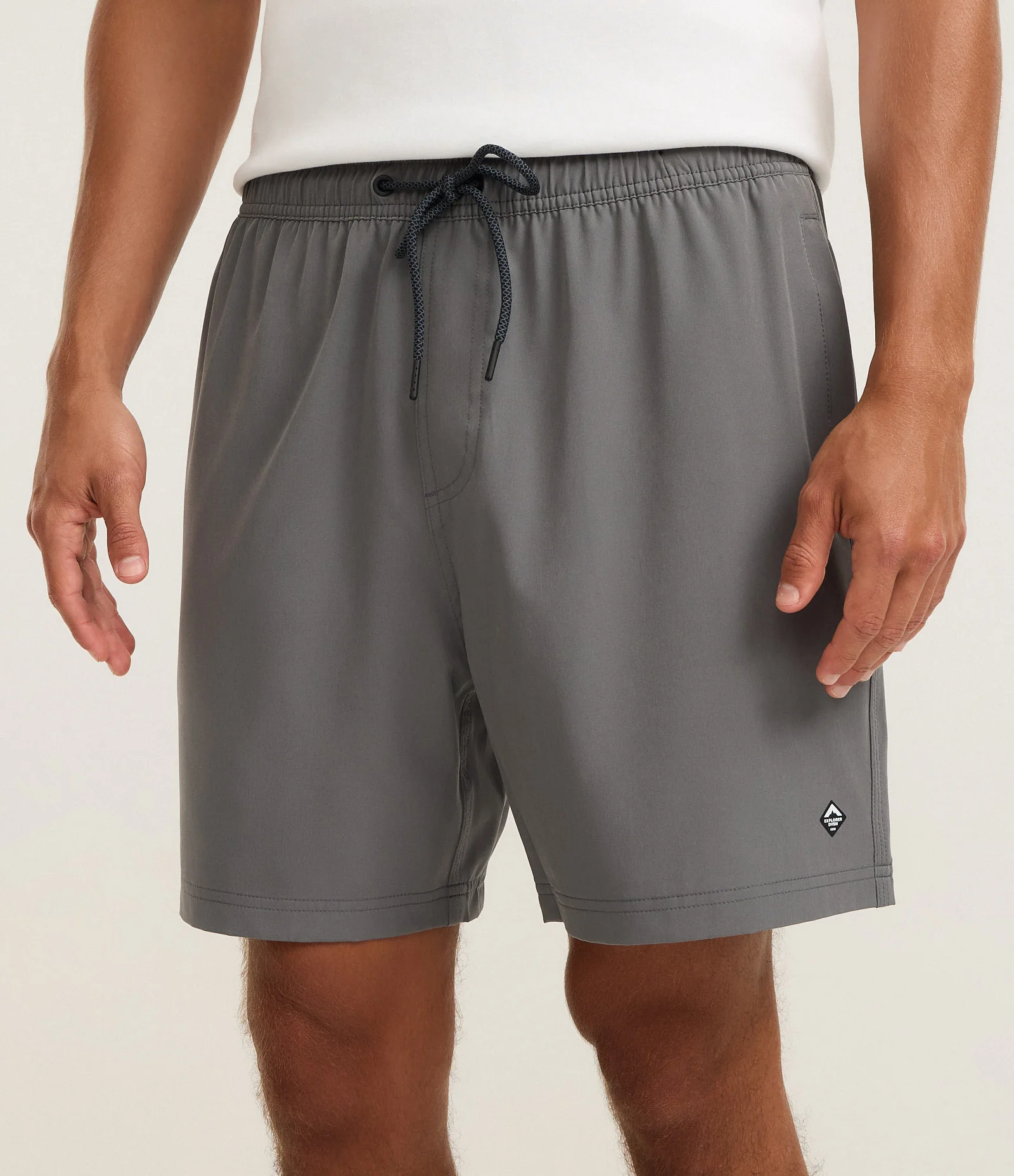 Bermuda com Detalhe de Etiqueta Emborrachada Cinza 2