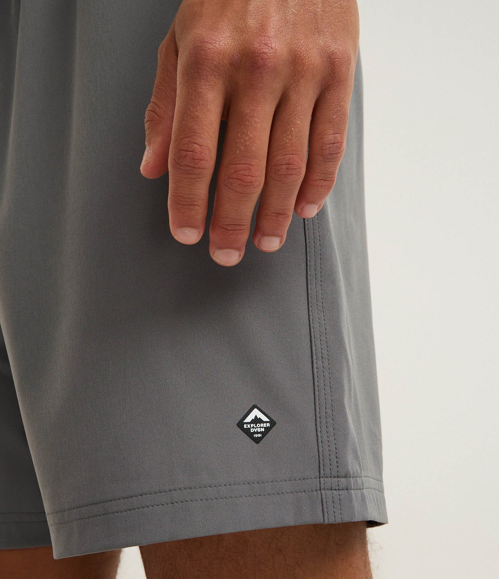 Bermuda com Detalhe de Etiqueta Emborrachada Cinza 5