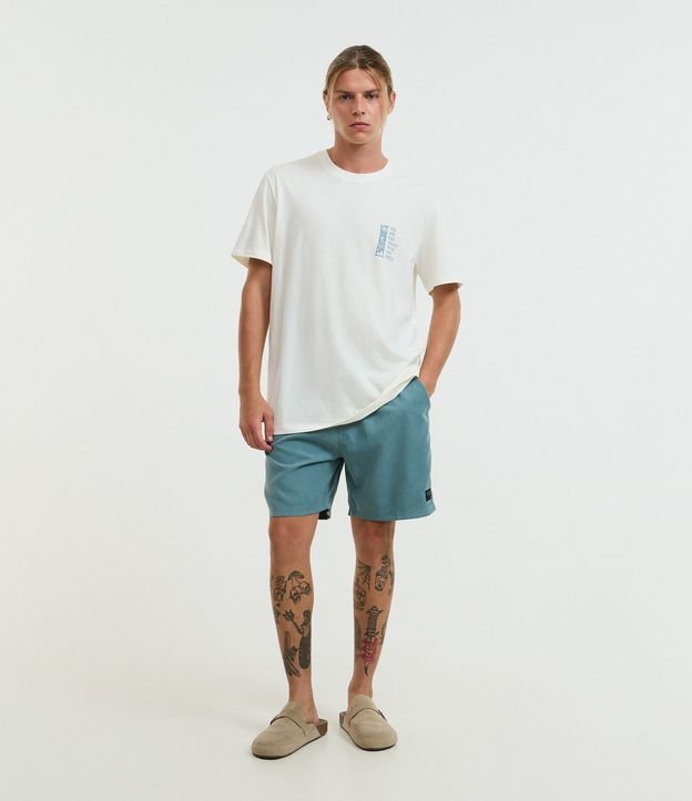 Bermuda com Detalhe de Etiqueta Emborrachada