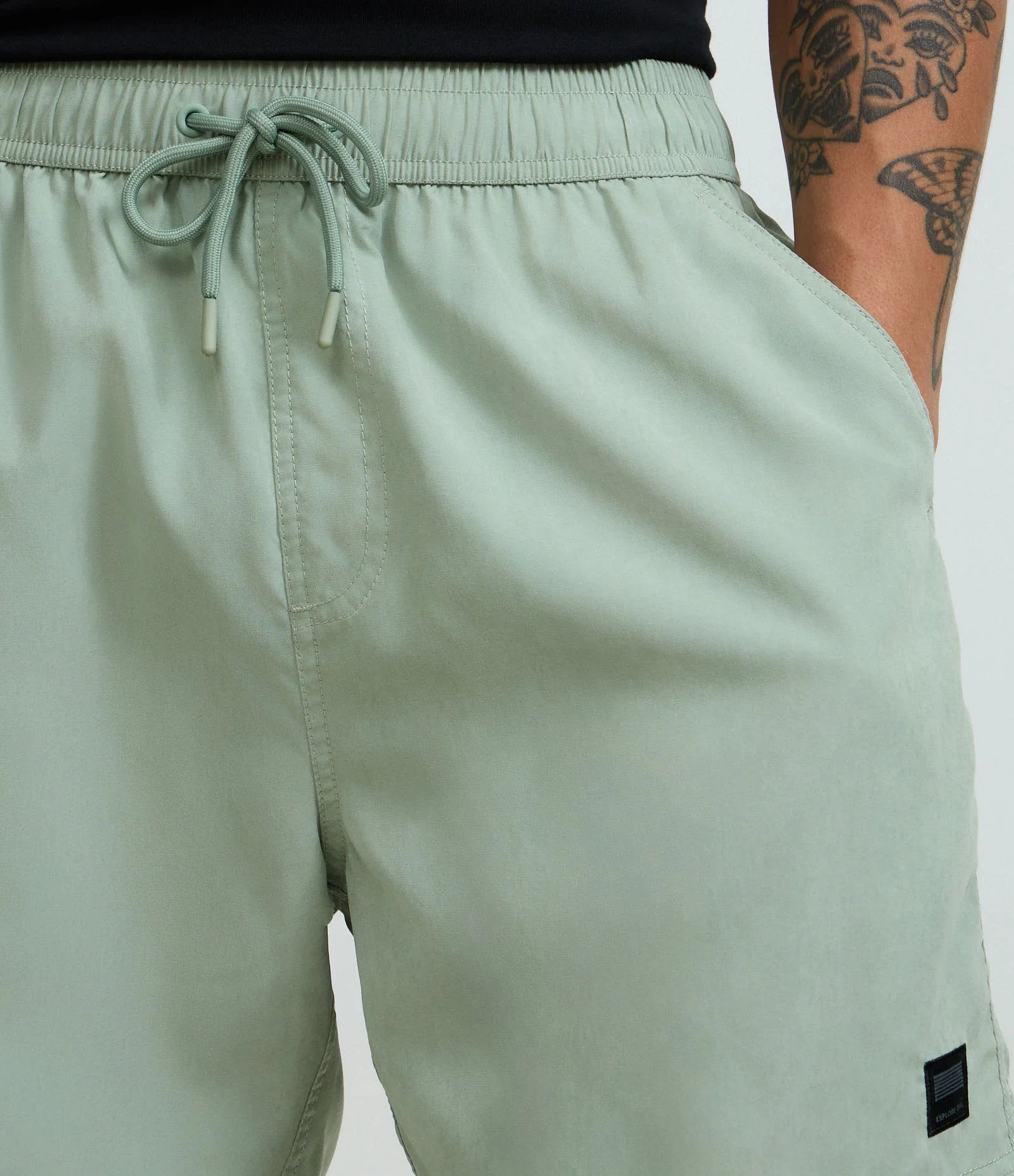 Bermuda com Amarração e Etiqueta Emborrachada Verde 3