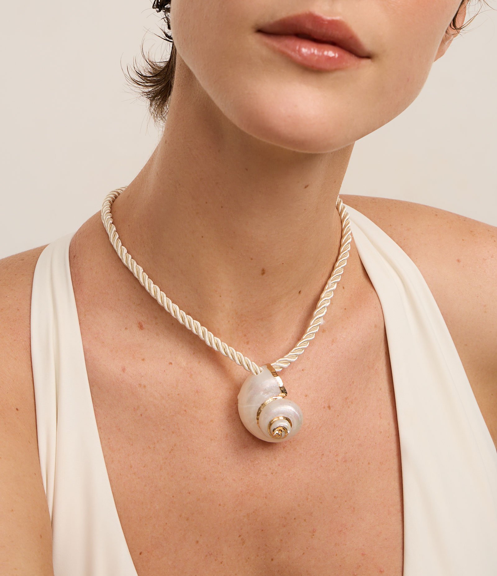 Colar Curto em Cordão com Pingente Concha Off White 1