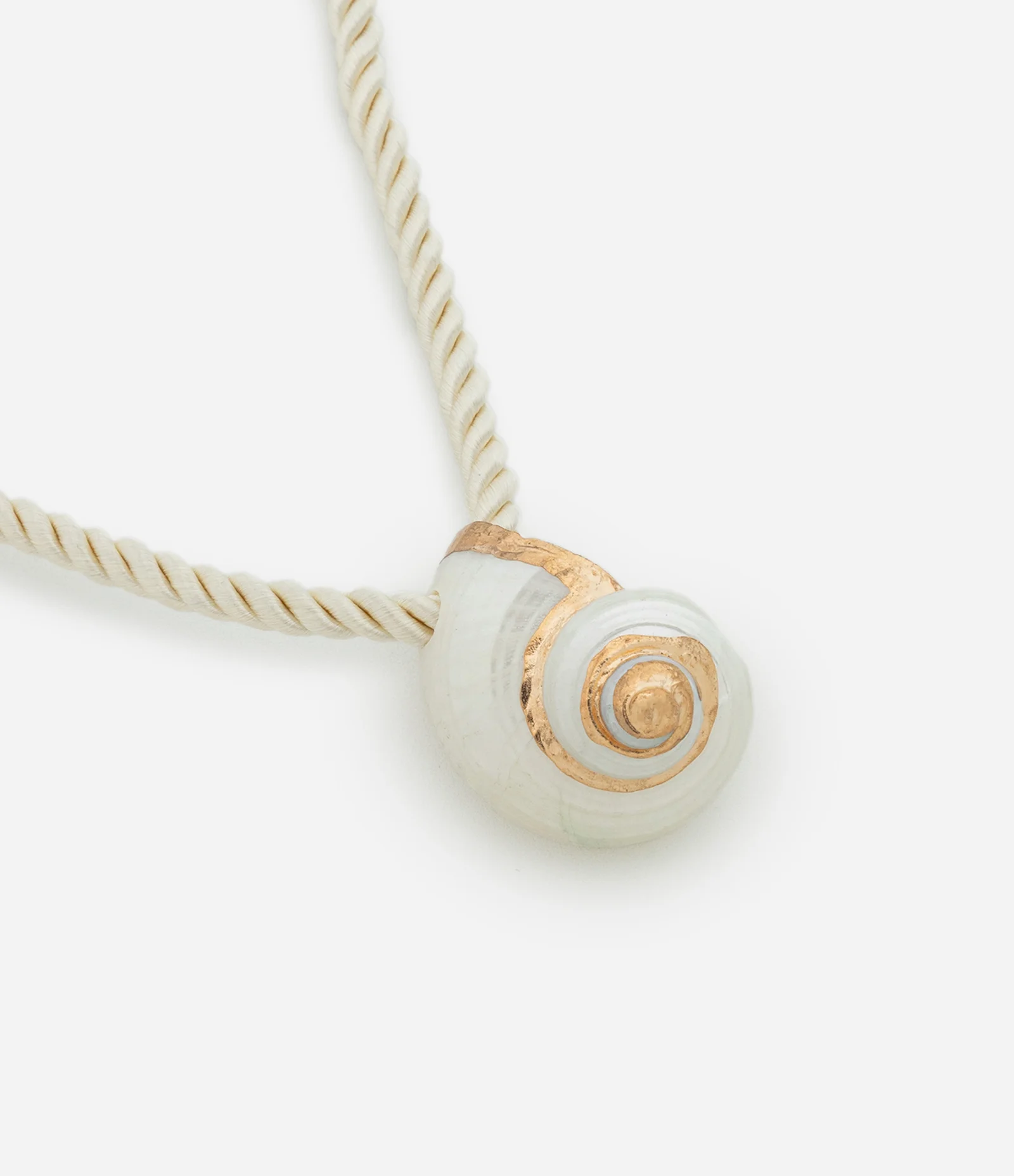 Colar Curto em Cordão com Pingente Concha Off White 2