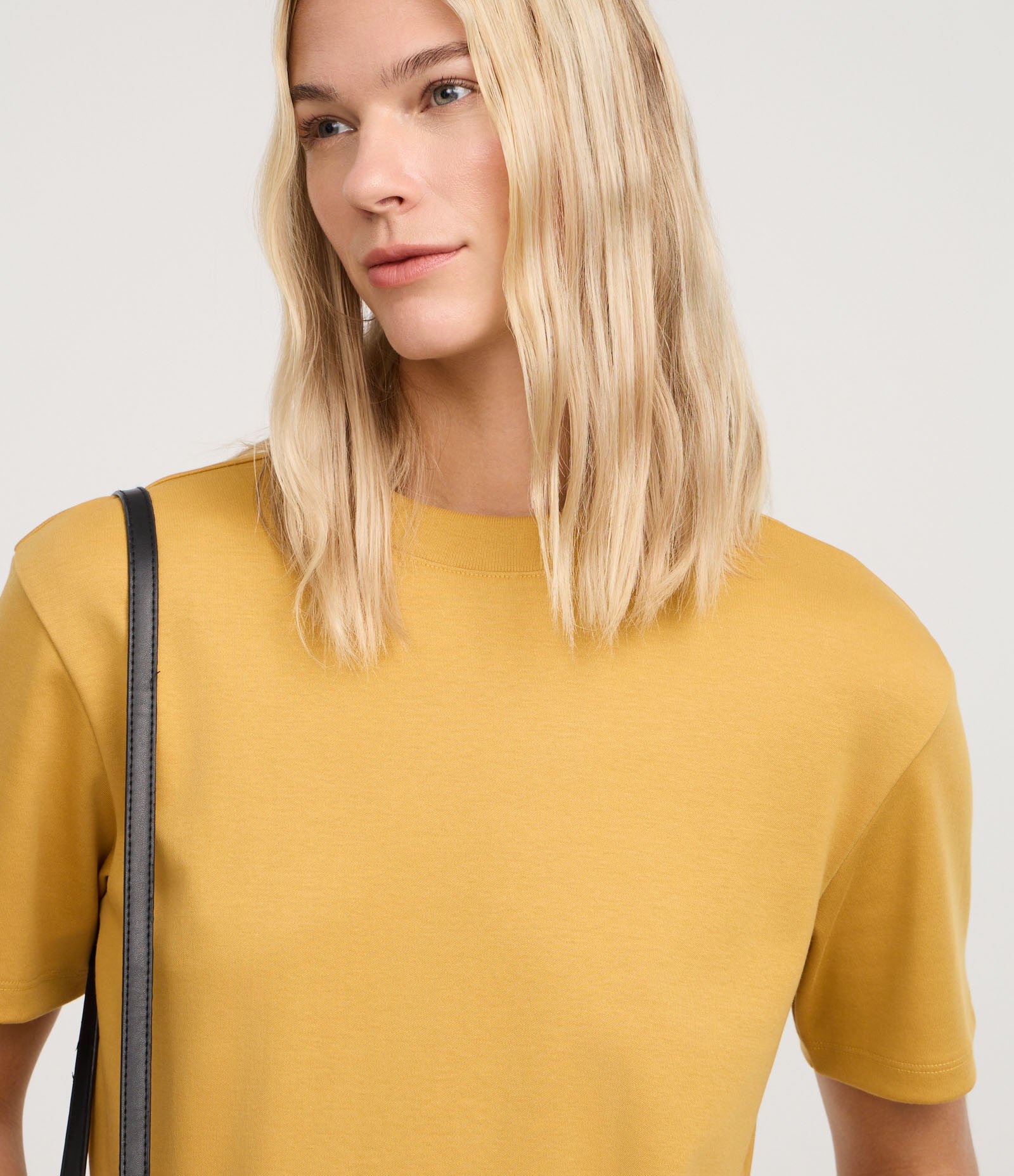 Blusa em Algodão Peruano Interlock com Gola Redonda Amarelo 3