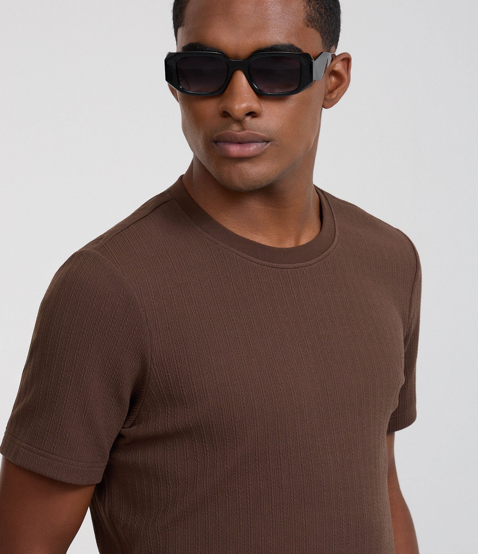 Camiseta Slim com Textura Vertical Marrom 4