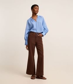 Calça Wide Leg em Sarja com Friso Frontal