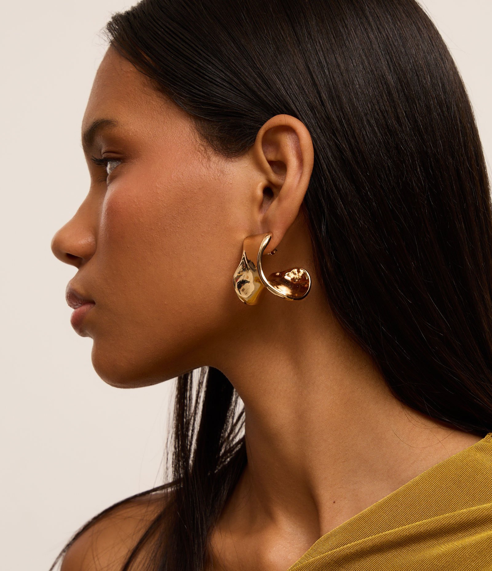 Argola em Metal de Formato Orgânico Dourado 4