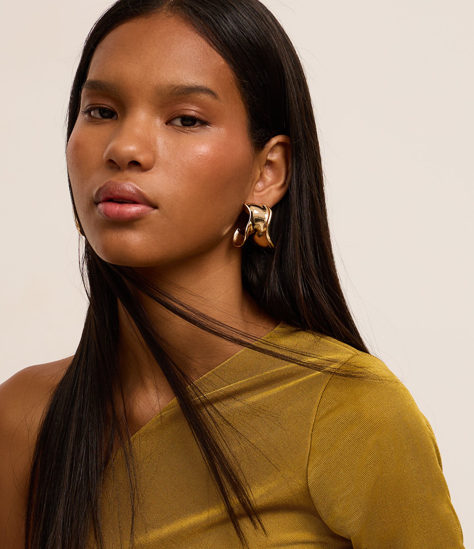 Argola em Metal de Formato Orgânico Dourado 1