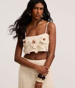 Blusa Cropped de Alça em Tricô com Flores Aplicadas