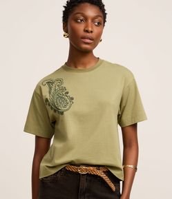 Camiseta Boxy em Algodão com Bordado Paisley no Ombro