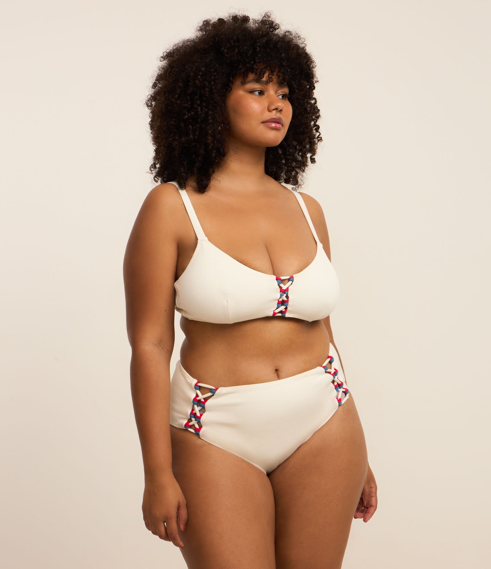 Biquíni Calcinha Hot Pants em Microfibra Texturizada com Detalhe Colorido Curve e Plus Size Branco 1