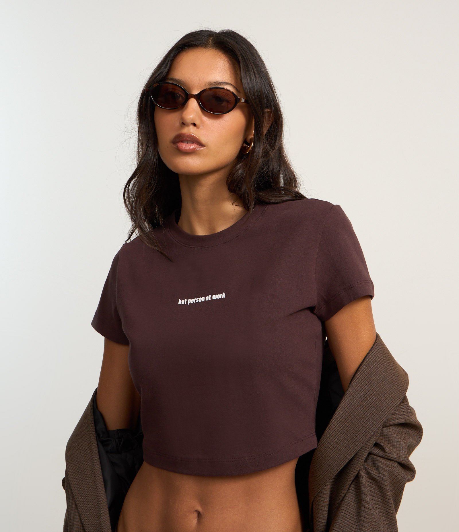 Blusa Baby Look em Algodão com Estampa Hot Person at Work Marrom 1