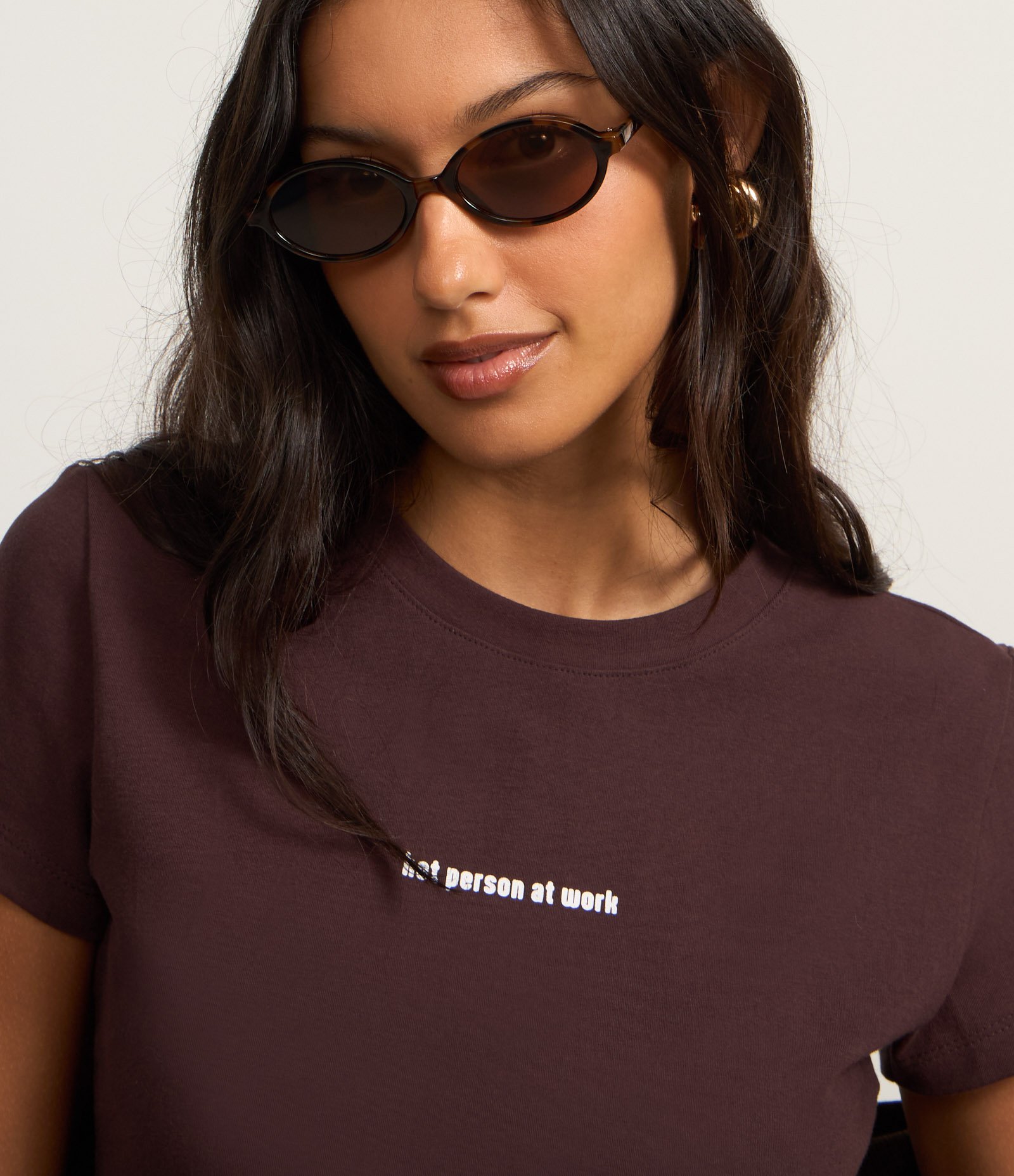 Blusa Baby Look em Algodão com Estampa Hot Person at Work Marrom 3