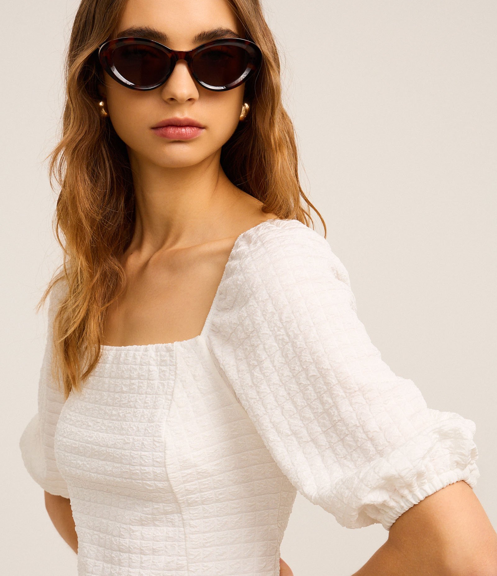 Vestido Curto Texturizado com Manga Bufante Off White 4