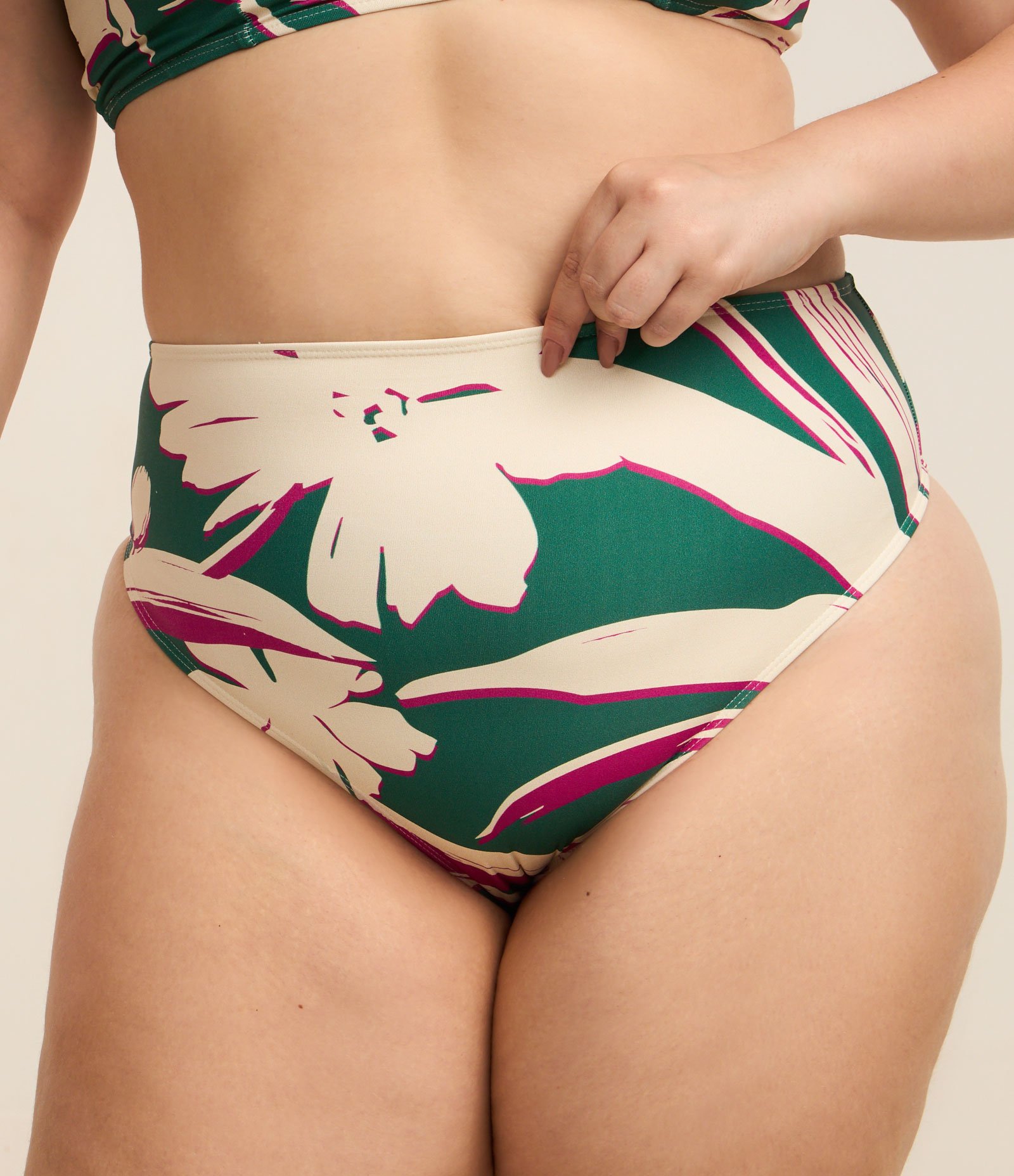Biquíni Calcinha Hot Pants em Microfibra com Estampa Folhagem e Fio Duplo Curve & Plus Size Verde 2