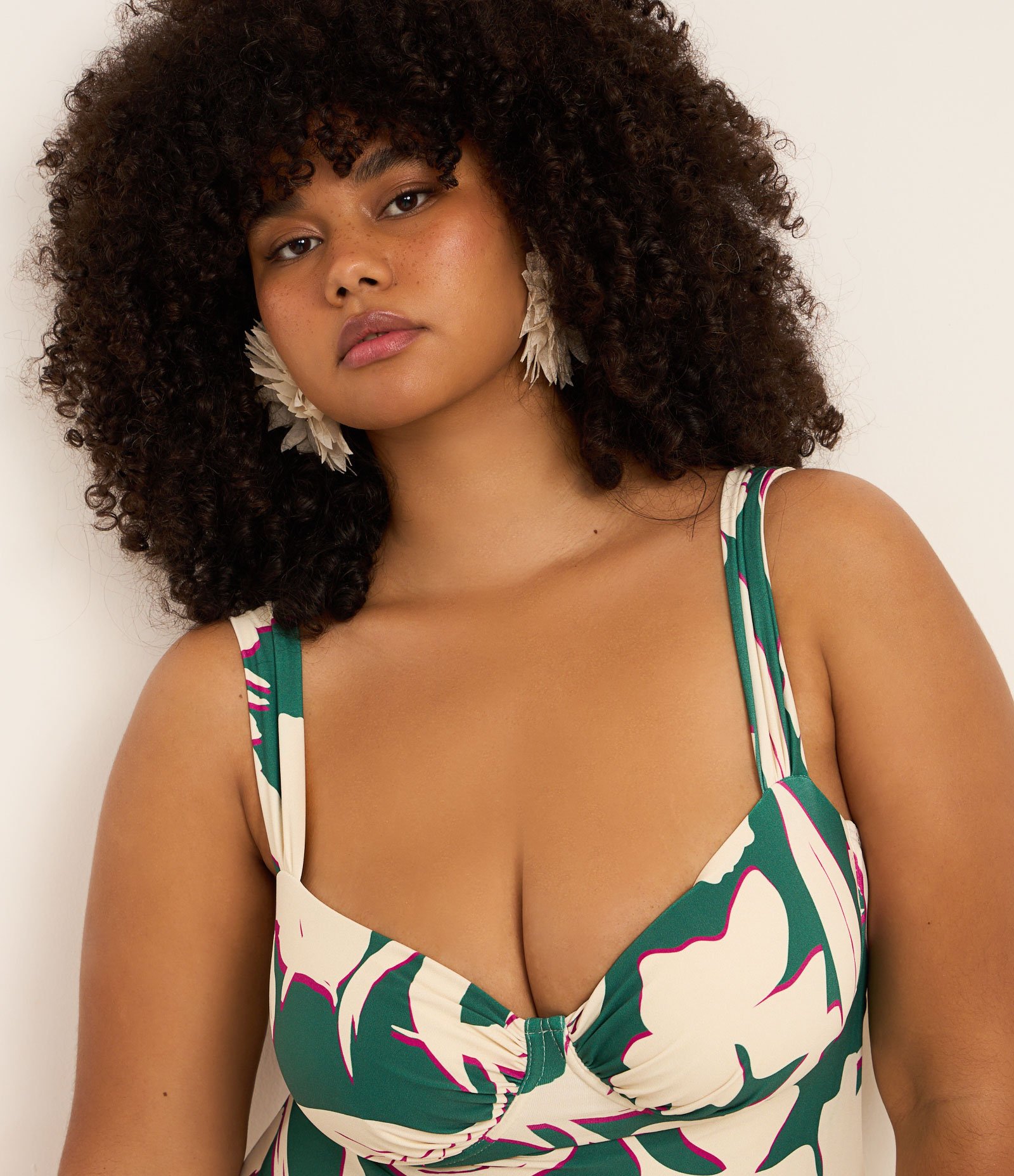 Maiô Meia Taça em Microfibra com Estampa Folhagem e Alça Larga Curve & Plus Size Verde 3