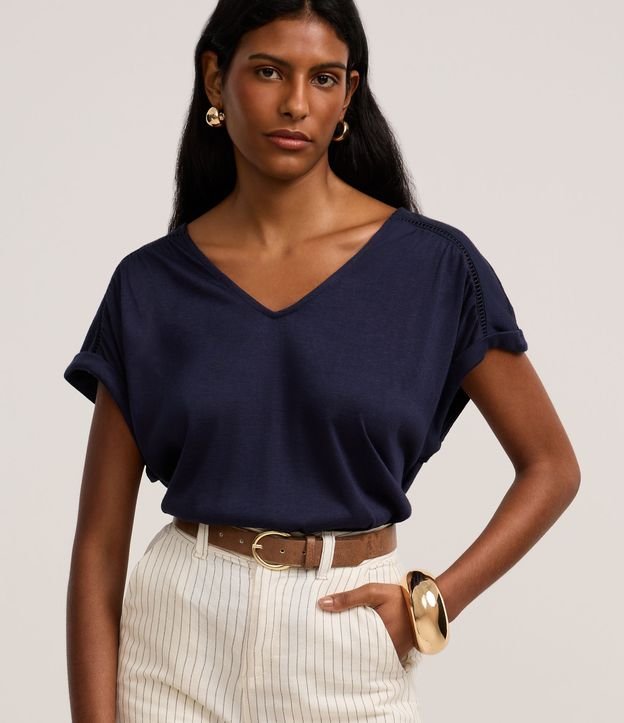 Blusa em Flamê com Entremeio na Manga Dobrada