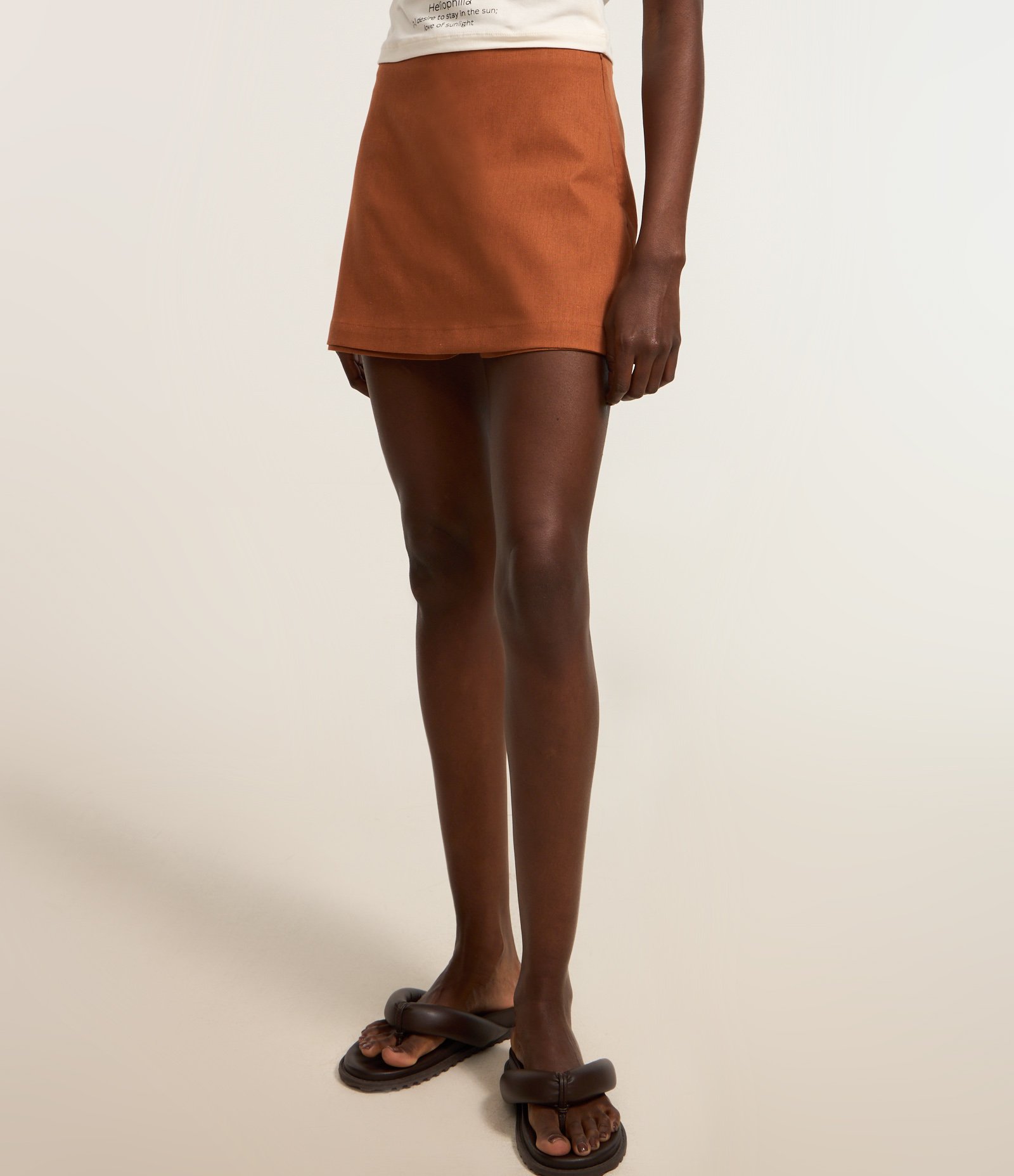 Short Saia Alfaiataria em Viscose com Zíper Lateral Marrom 3