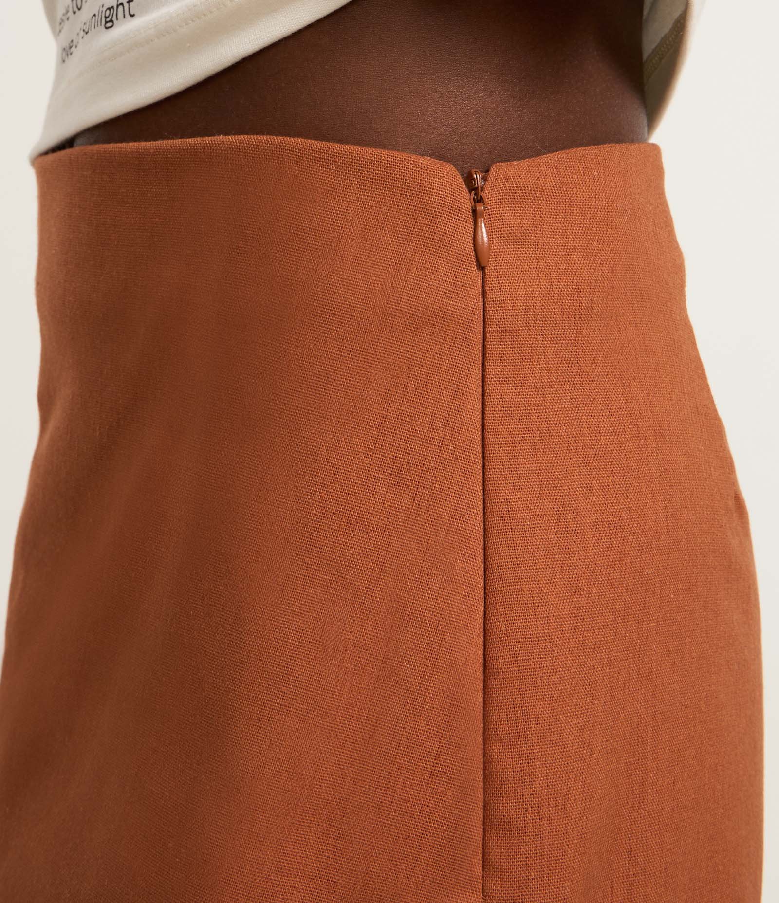 Short Saia Alfaiataria em Viscose com Zíper Lateral Marrom 4