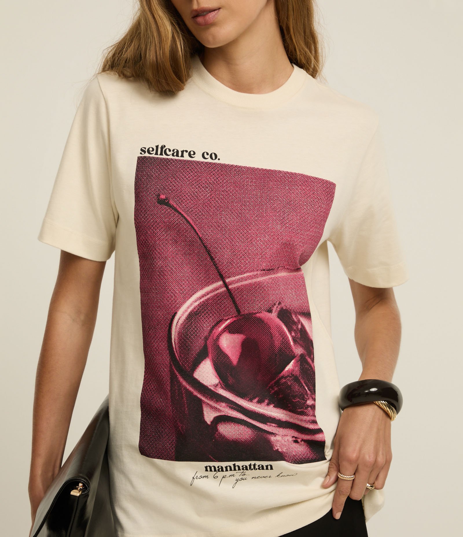 Camiseta em Algodão com Estampa Drink de Cereja Bege 1