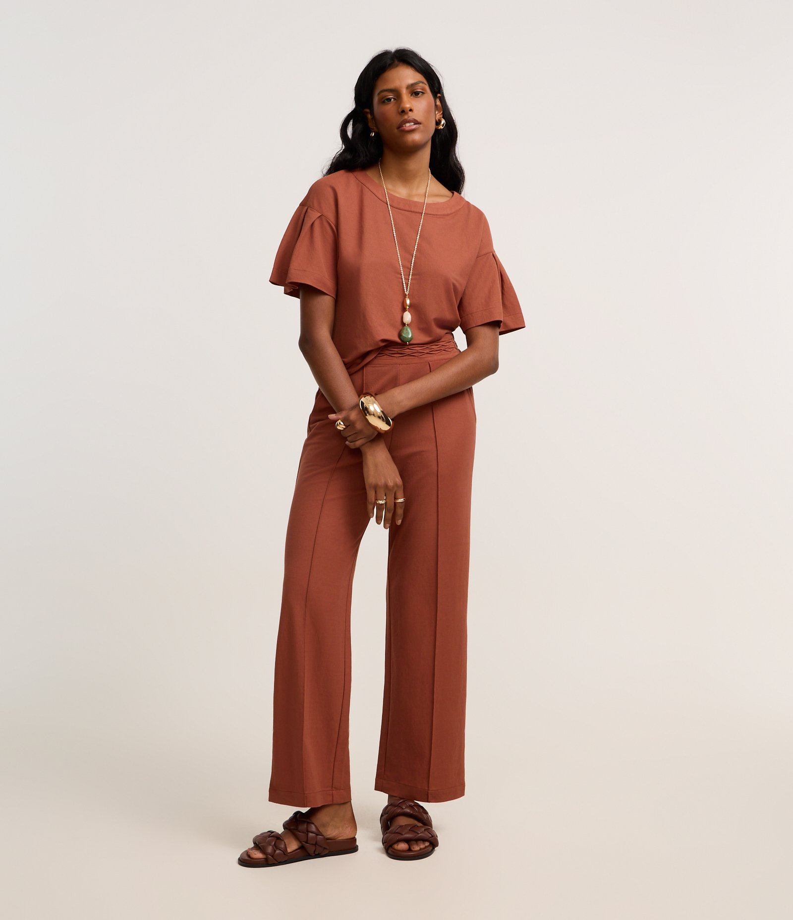 Calça Reta em Orly com Elástico e Cós Trabalhado Marrom 2