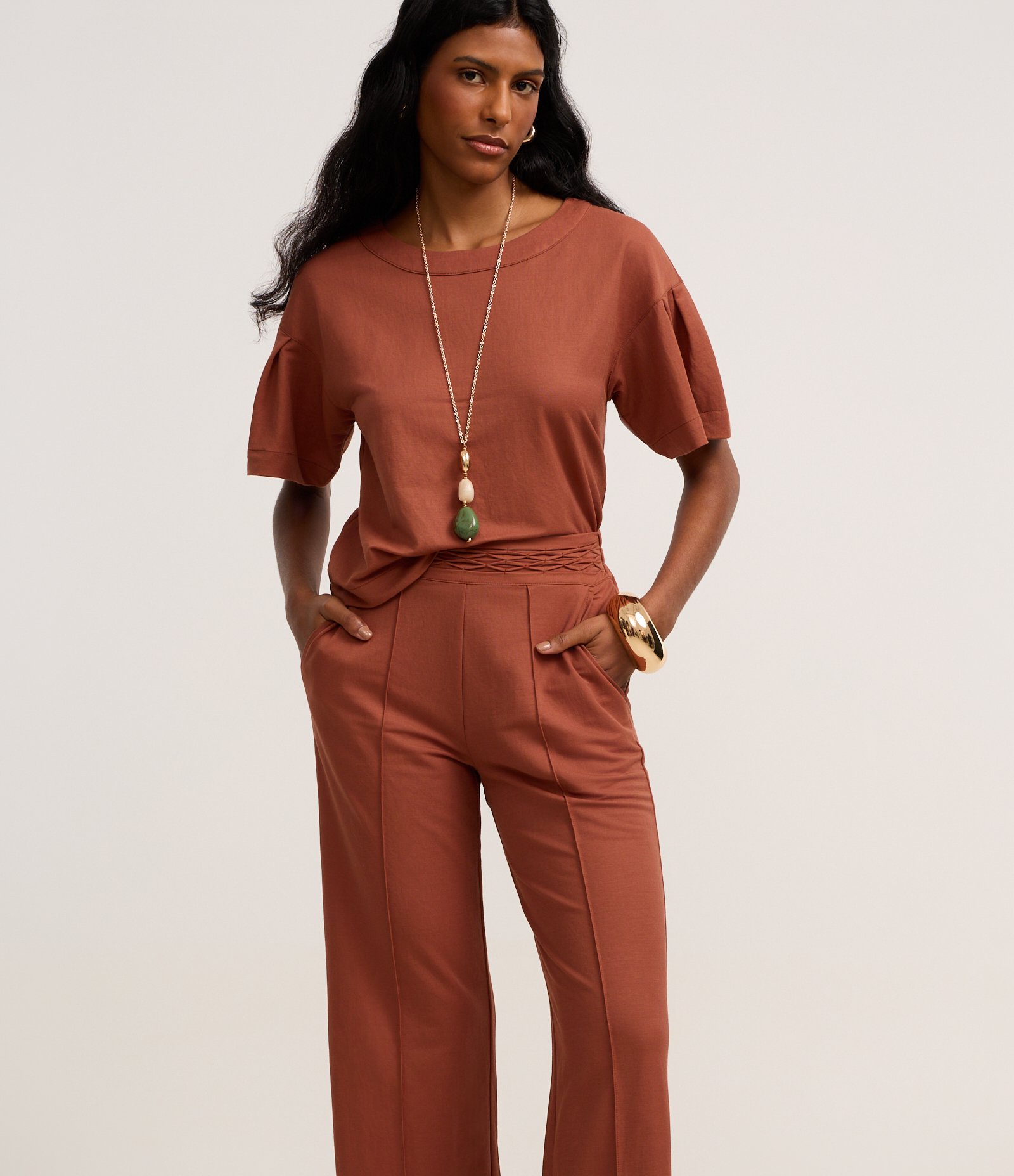 Calça Reta em Orly com Elástico e Cós Trabalhado Marrom 3