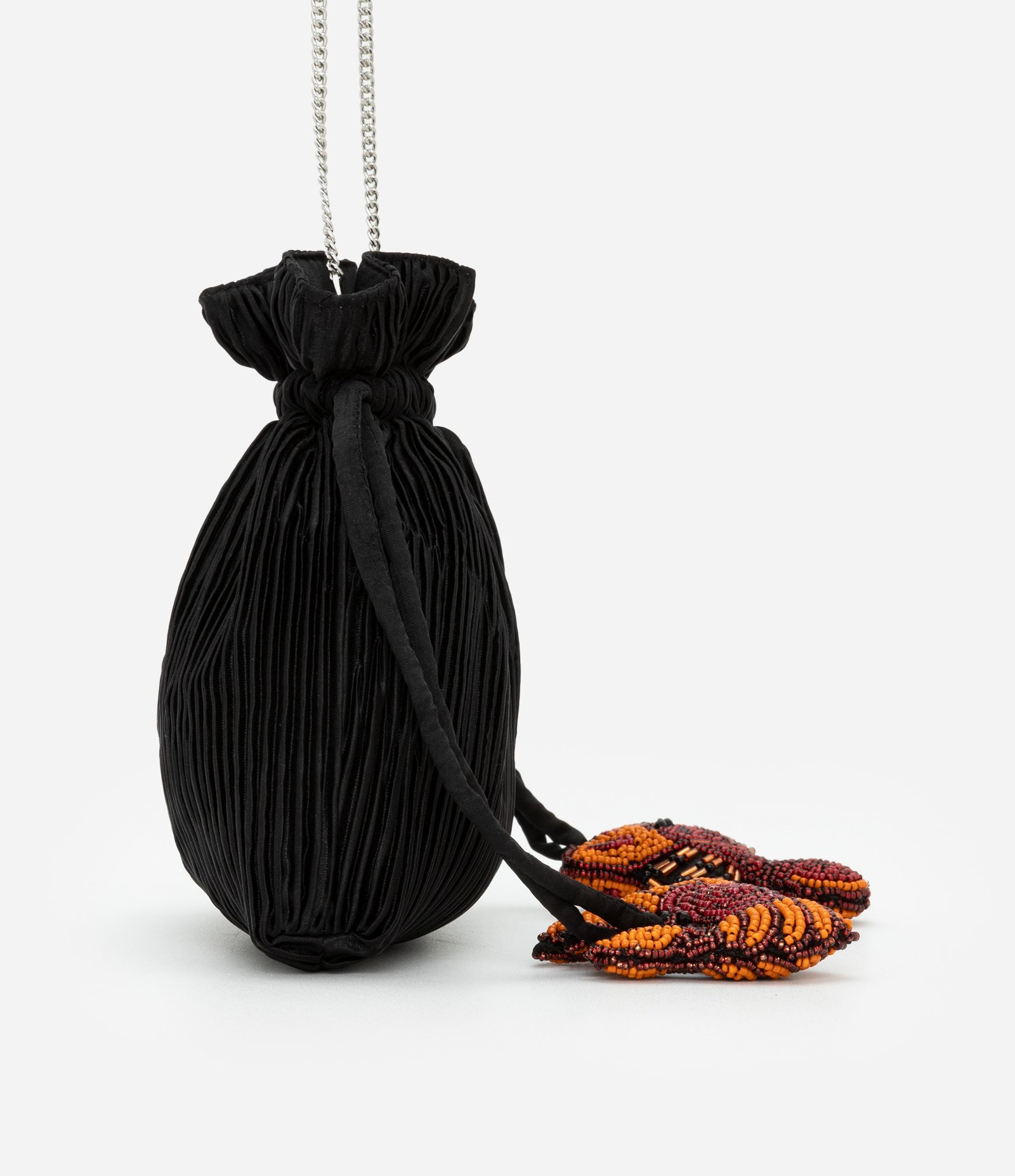 Bolsa Bucket Pequena Acetinada com Bordados de Lagosta e Caranguejo em Miçangas Preto 2