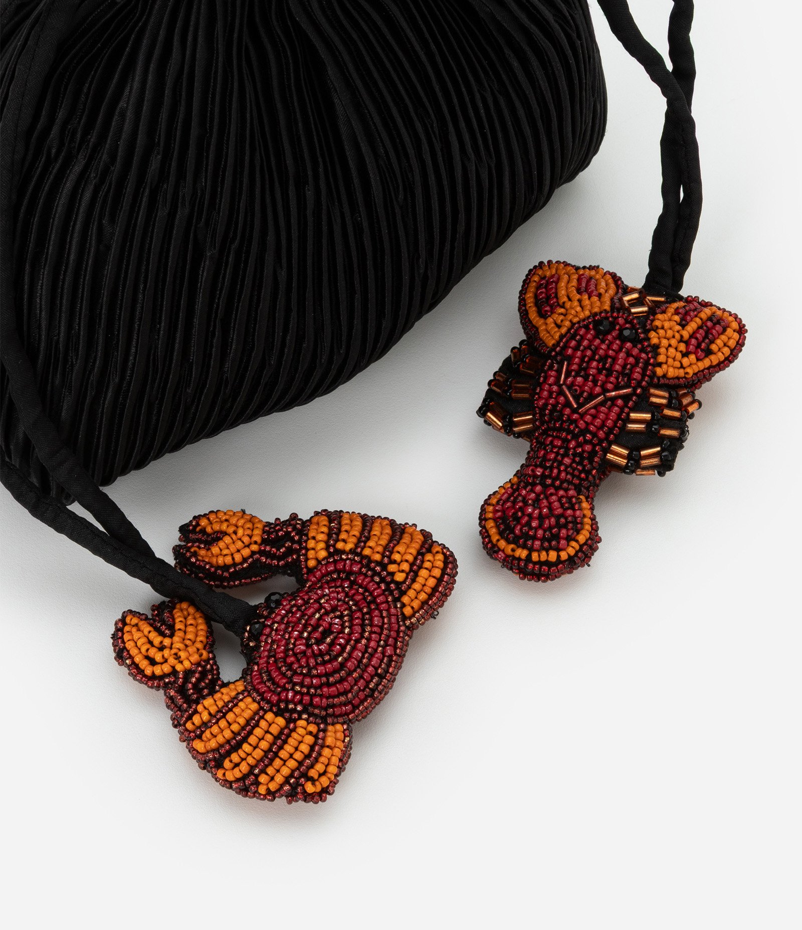 Bolsa Bucket Pequena Acetinada com Bordados de Lagosta e Caranguejo em Miçangas Preto 5