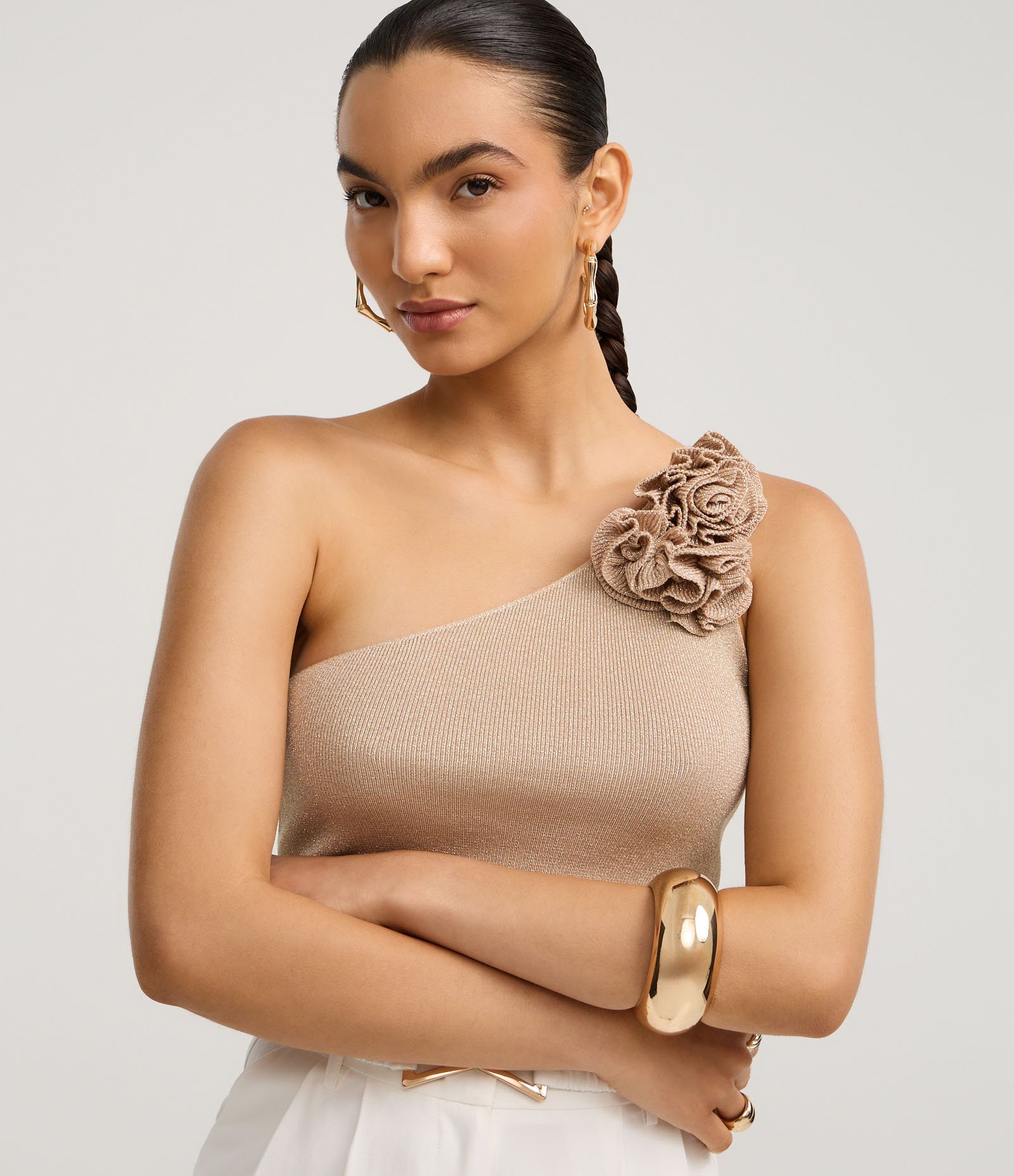 Blusa Ombro Só em Tricô com Flor no Ombro Bege 1