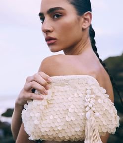 Bolsa Clutch em Paetês com Conchas no Tassel e Alça Corrente