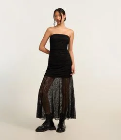 Vestido Longo em Renda Texturizado com Forro Curto