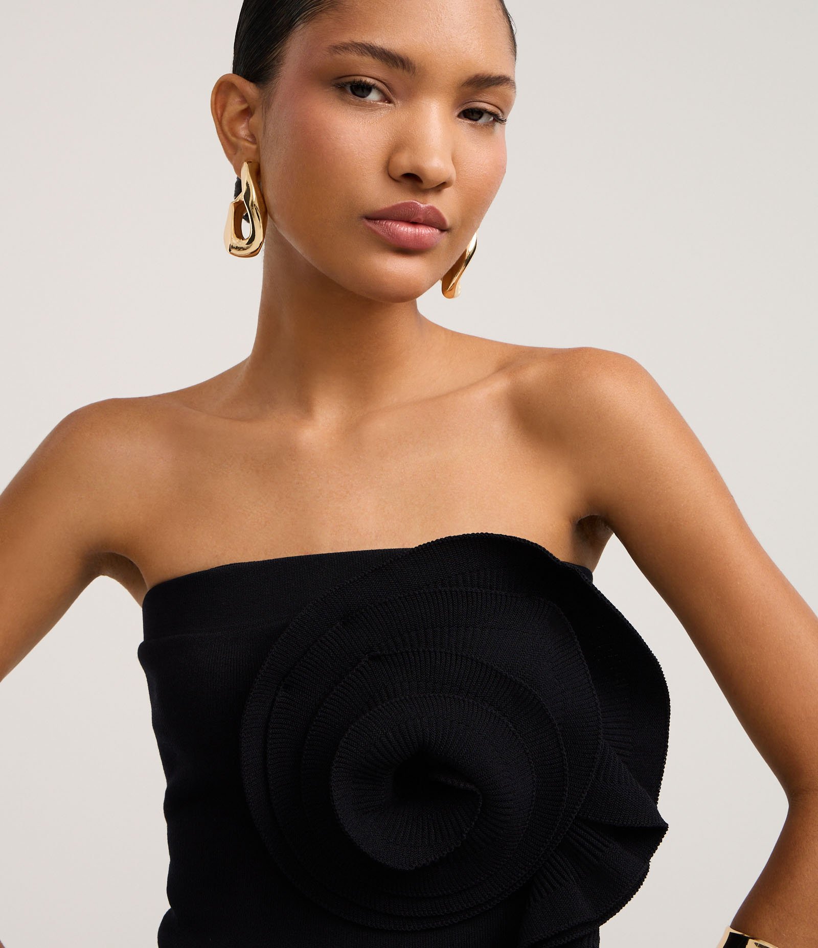 Blusa Cropped Sem Alça em Tricô com Babado Floral Preto 3