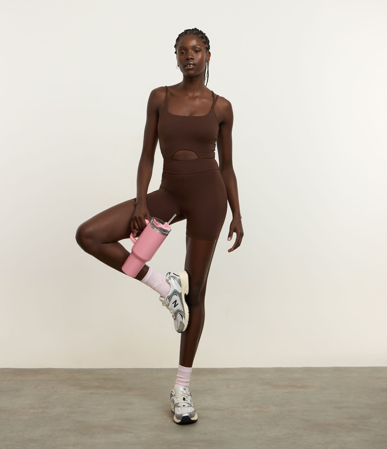 Macaquinho Esportivo em Microfibra com Cutout e Alças Diferenciadas Marrom 1