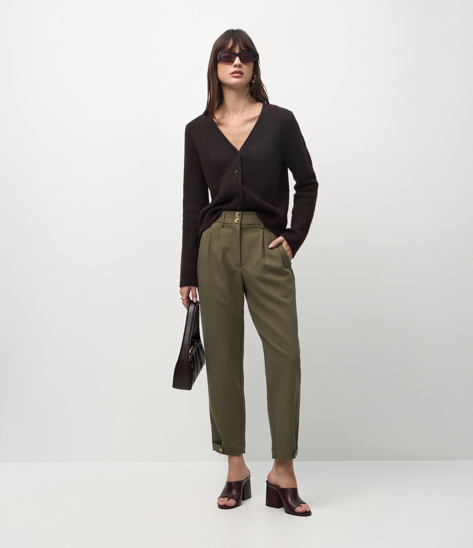 Calça Cenoura de Alfaiataria com Detalhe na Barra e Botões no Cós Verde 1