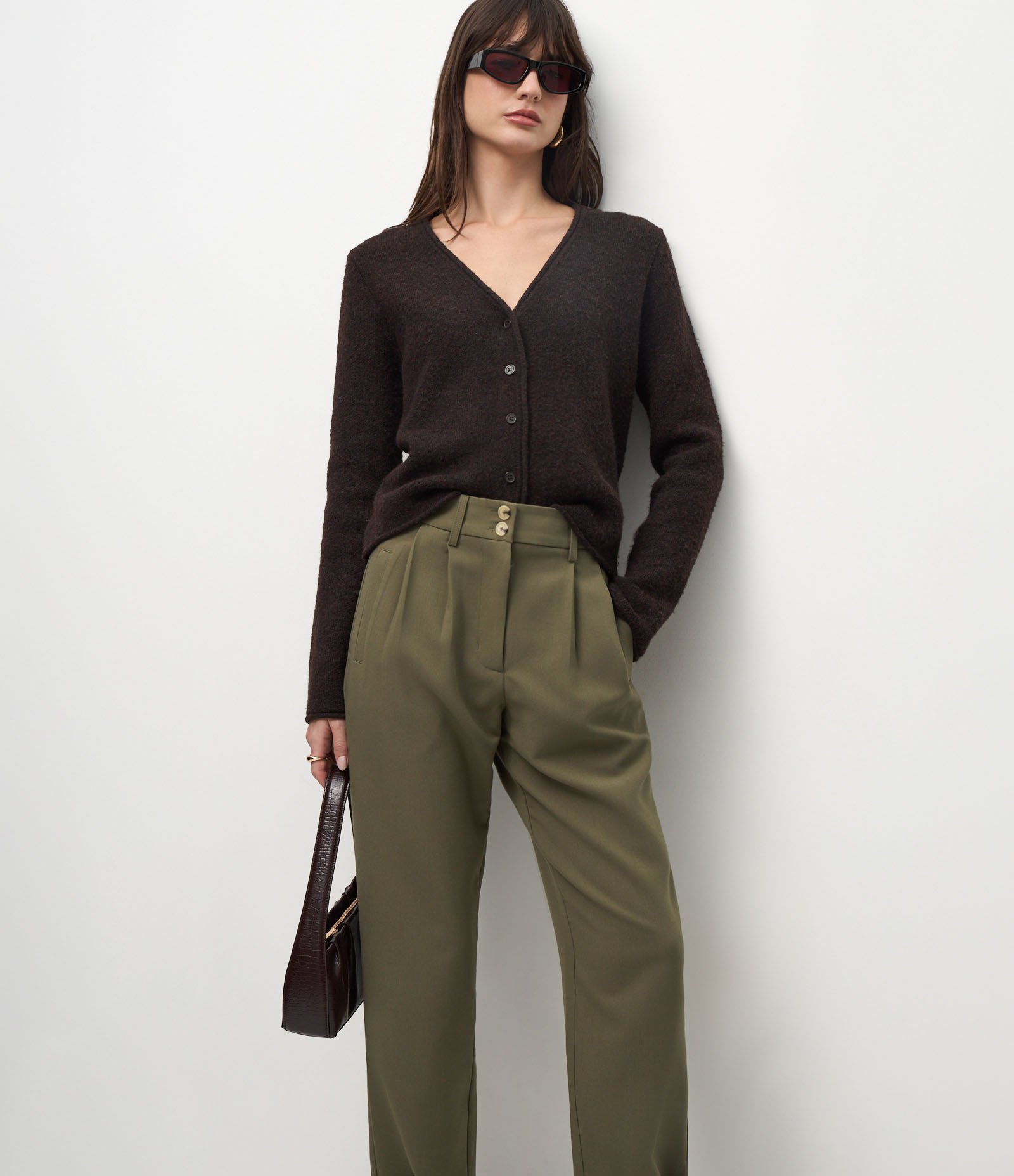 Calça Cenoura de Alfaiataria com Detalhe na Barra e Botões no Cós Verde 2